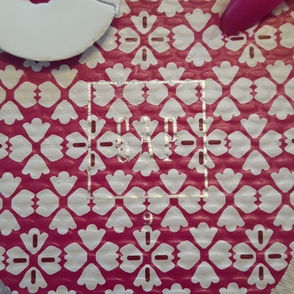 Size 9 Gap floral pink and white flip-flops - Picture 5 of 7